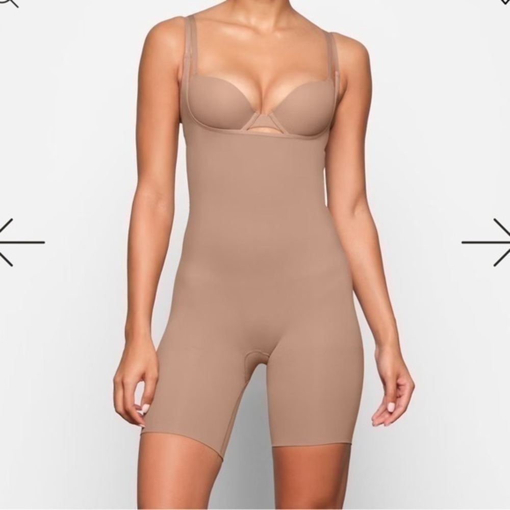 SKIMS SEAMLESS SCUPLT BUTT LIFTING OPEN BUST BODYSUIT SIENNA XXS